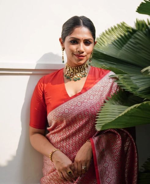Prettiest Red Soft Silk Saree With Entrancing Blouse Piece