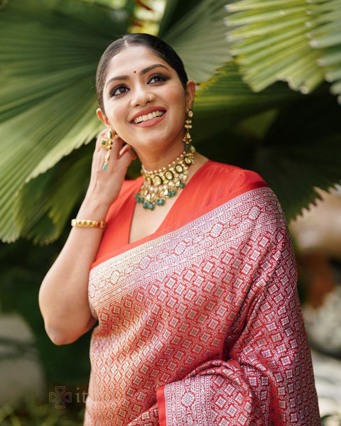 Prettiest Red Soft Silk Saree With Entrancing Blouse Piece