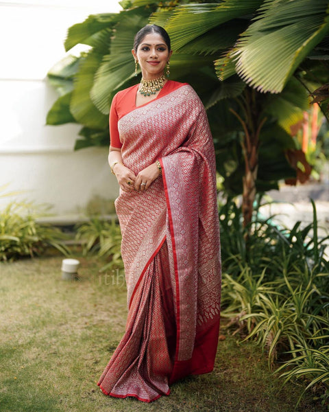 Prettiest Red Soft Silk Saree With Entrancing Blouse Piece
