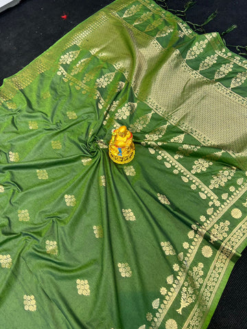 Gratifying Green Banarasi Silk Saree With Splendiferous  Blouse Piece