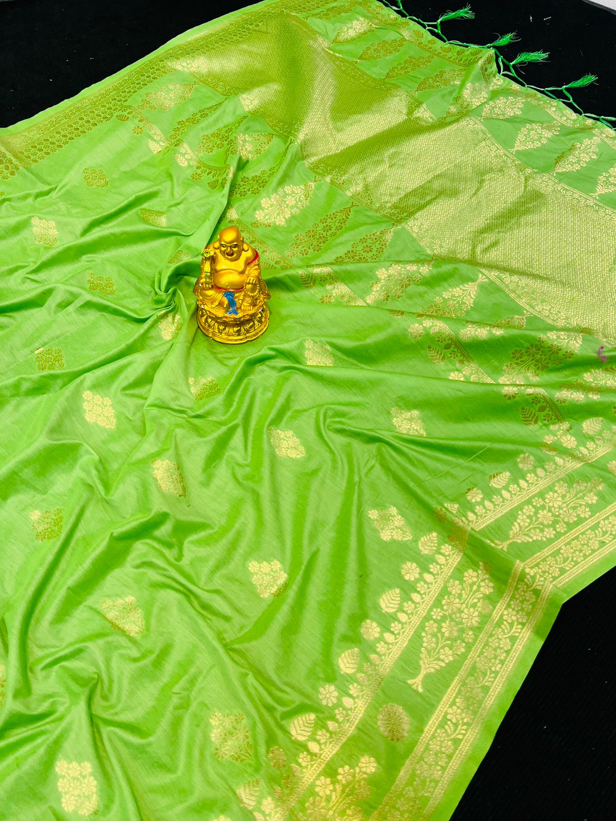 Luxuriant Parrot Banarasi Silk Saree With Tempting Blouse Piece